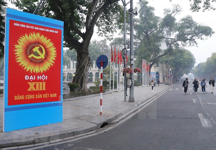 Les rues de Hanoi decorees de drapeaux et de fleurs pour saluer le 13e Congres national du Parti hinh anh 4