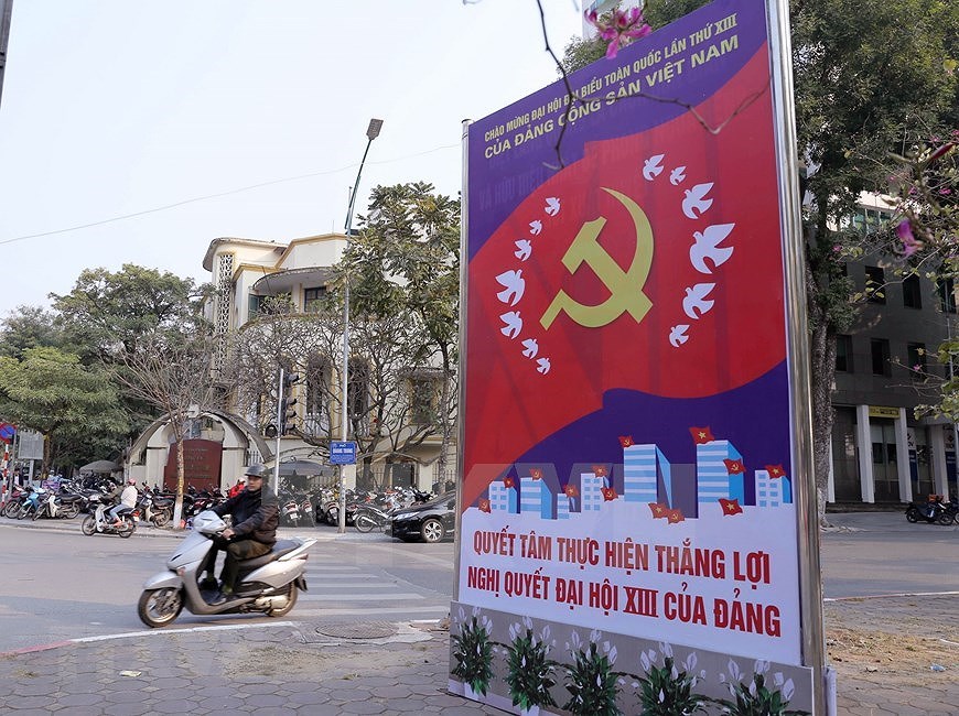 Les rues de Hanoi decorees de drapeaux et de fleurs pour saluer le 13e Congres national du Parti hinh anh 5