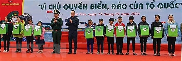 Remise de 16.000 drapeaux aux pecheurs de la province de Phu Yen hinh anh 2