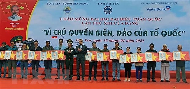 Remise de 16.000 drapeaux aux pecheurs de la province de Phu Yen hinh anh 1