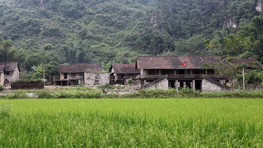 Деревня на каменных сваях Кхуоики hinh anh 1