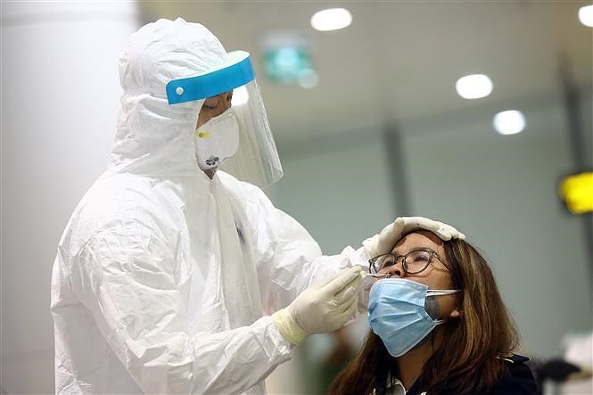 Эпидемия COVID-19: Международныи аэропорт Ноибаи усиливает медицинскии контроль над пассажирами при въезде hinh anh 2