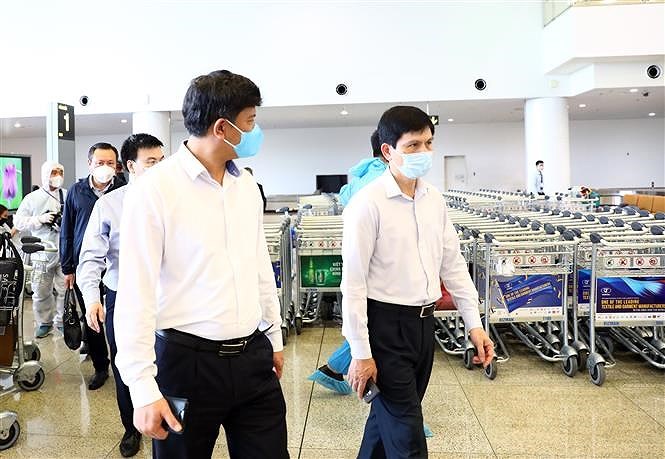 Эпидемия COVID-19: Международныи аэропорт Ноибаи усиливает медицинскии контроль над пассажирами при въезде hinh anh 5
