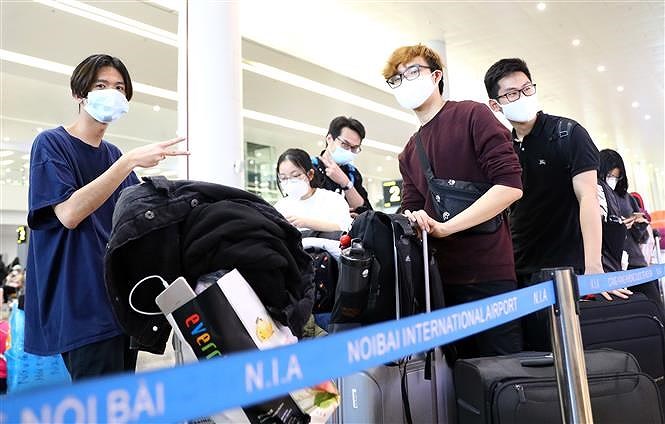 Эпидемия COVID-19: Международныи аэропорт Ноибаи усиливает медицинскии контроль над пассажирами при въезде hinh anh 8