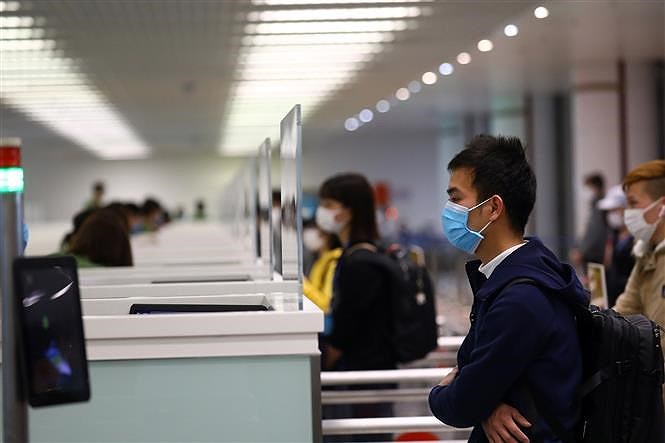 Эпидемия COVID-19: Международныи аэропорт Ноибаи усиливает медицинскии контроль над пассажирами при въезде hinh anh 9