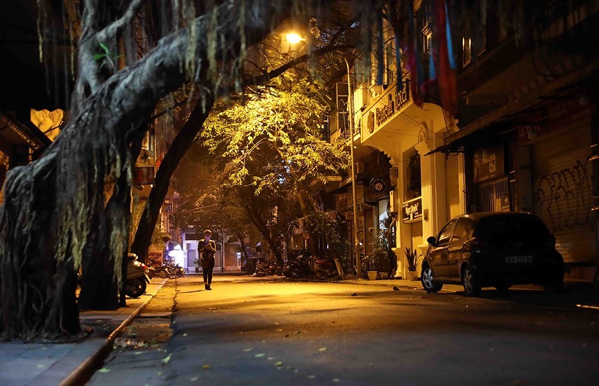 Улицы Ханоя затихают во время социального дистанцирования hinh anh 2