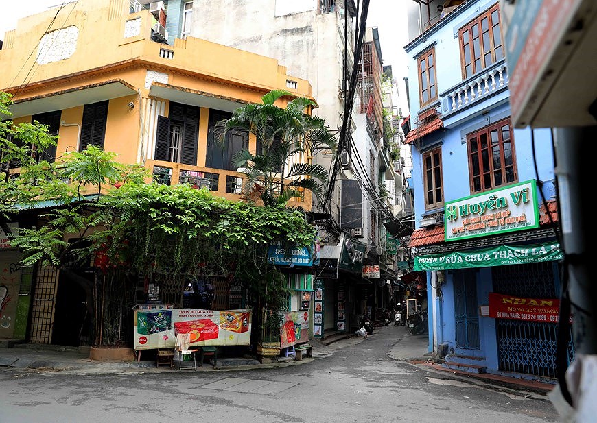 Улицы Ханоя затихают во время социального дистанцирования hinh anh 7