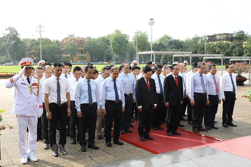 Руководители партии и государства посетили мавзолеи Хо Ши Мина hinh anh 10