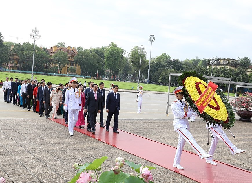 Руководители партии и государства посетили мавзолеи Хо Ши Мина hinh anh 11
