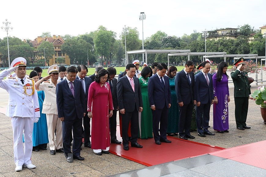 Руководители партии и государства посетили мавзолеи Хо Ши Мина hinh anh 12