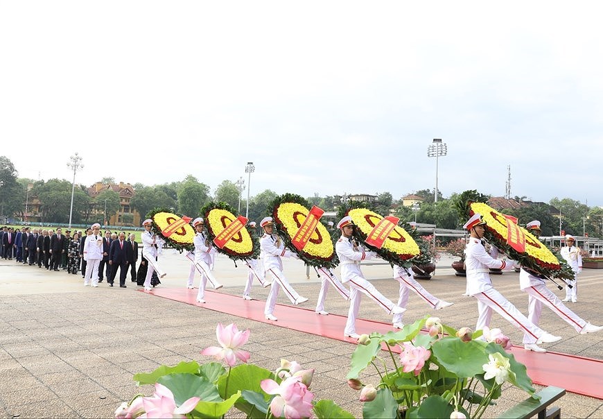 Руководители партии и государства посетили мавзолеи Хо Ши Мина hinh anh 2
