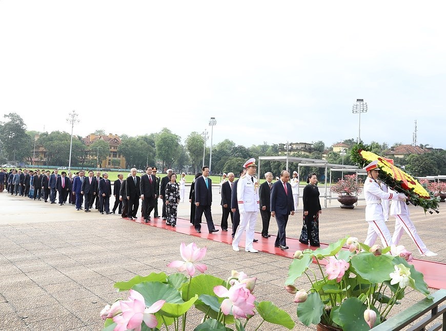 Руководители партии и государства посетили мавзолеи Хо Ши Мина hinh anh 3