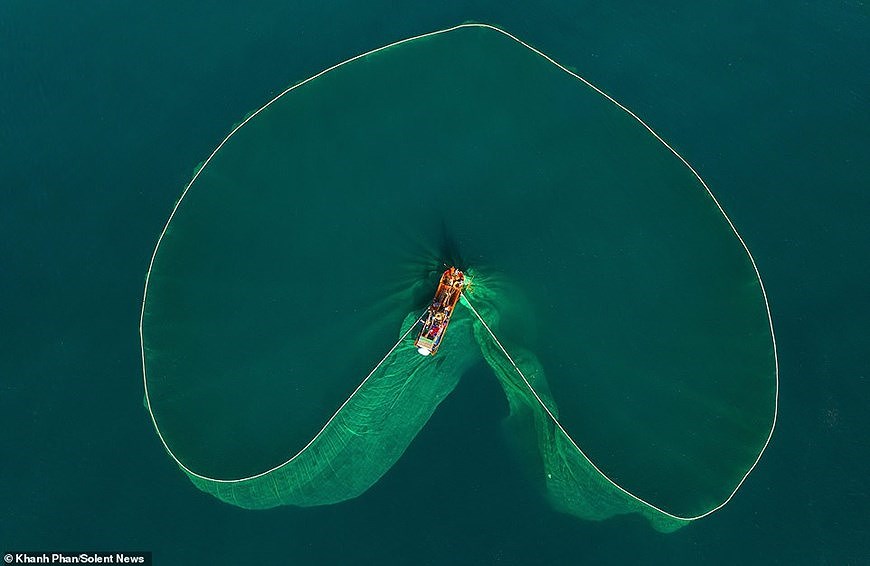 Завораживающие фотографии рыболовных сетеи в водах Вьетнама с высоты птичьего полета hinh anh 1