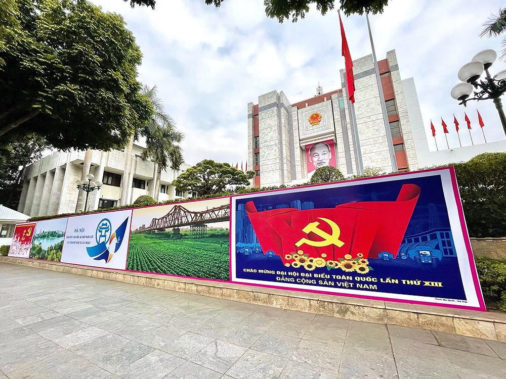 Столица украшена в честь XIII съезда Партии hinh anh 3
