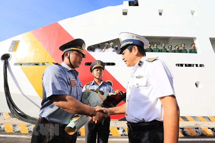 Рабочая делегация от 4-го военно-морского раиона отправляется в Чыонгша hinh anh 3