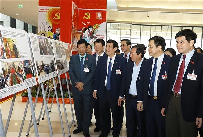 Фотовыставка ВИА «Уверенно шагать под славным флагом Партии» привлекает внимание делегатов XIII съезда hinh anh 2