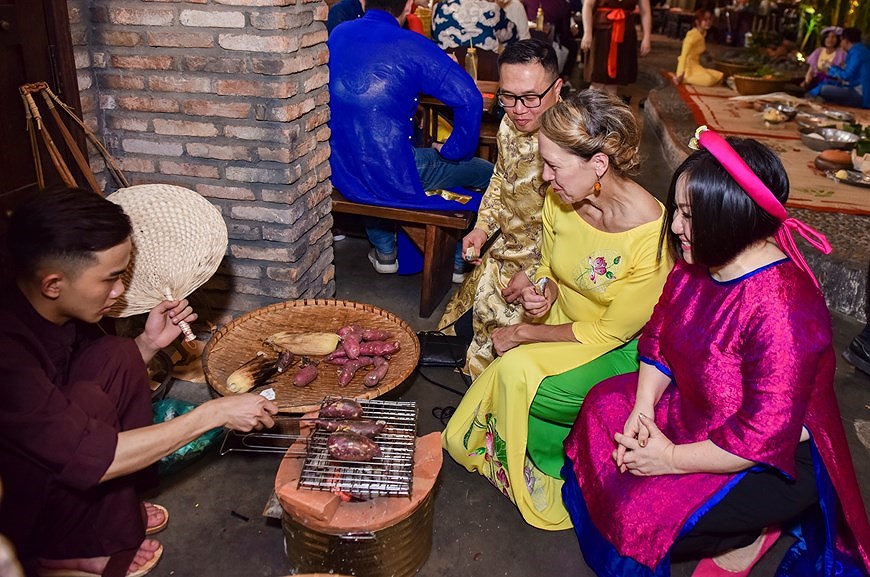 Иностранцы и традиционныи новогоднии пирог баньчынг Вьетнама hinh anh 4