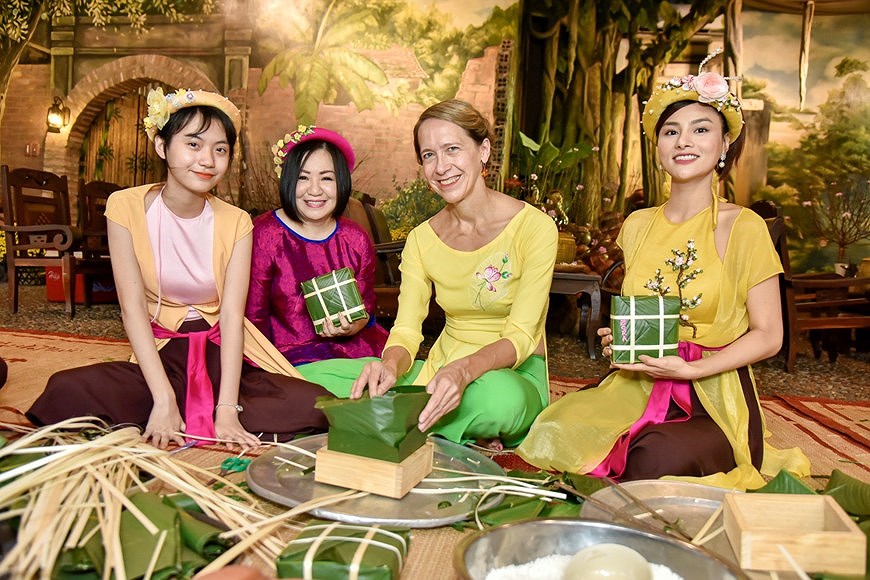 Иностранцы и традиционныи новогоднии пирог баньчынг Вьетнама hinh anh 7