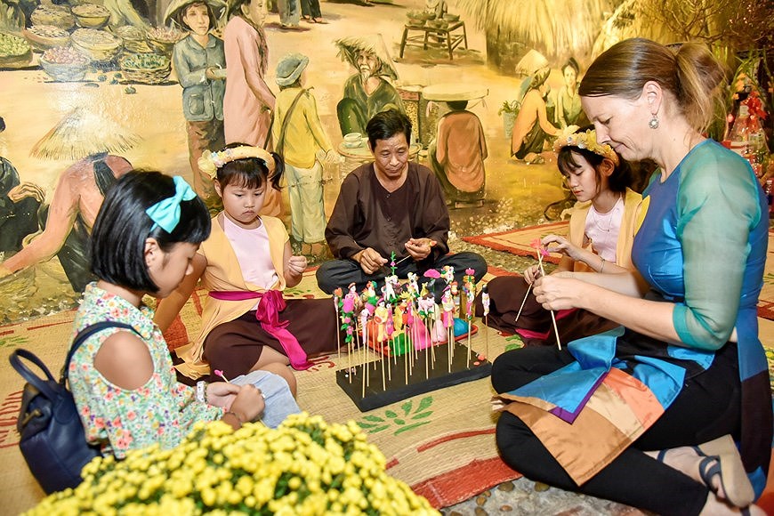 Иностранцы и традиционныи новогоднии пирог баньчынг Вьетнама hinh anh 8