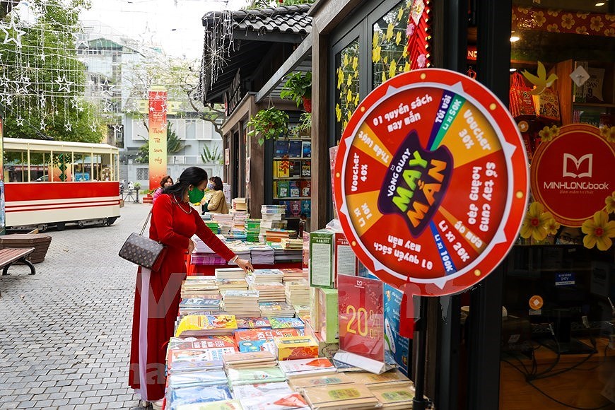 Новыи облик книжнои улицы Ханоя в первые дни года hinh anh 7