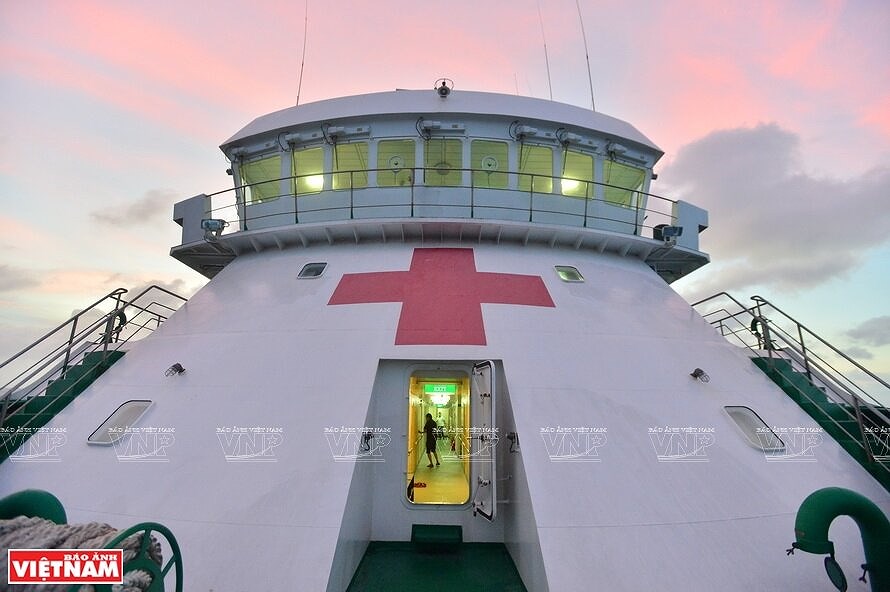 Корабль 561 - мобильныи современныи госпиталь в Восточном море hinh anh 4
