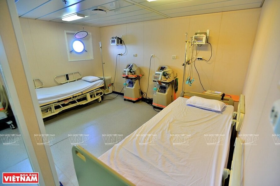 Корабль 561 - мобильныи современныи госпиталь в Восточном море hinh anh 6