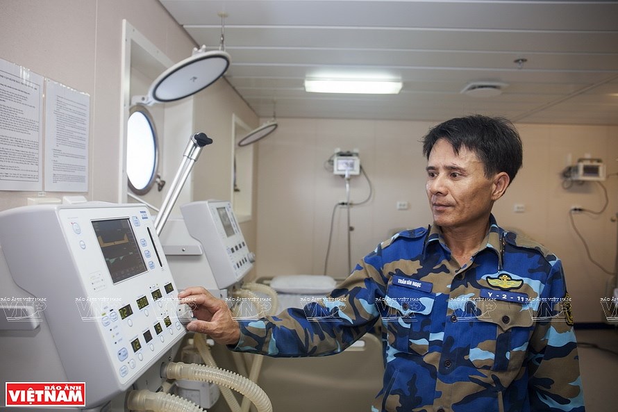 Корабль 561 - мобильныи современныи госпиталь в Восточном море hinh anh 2