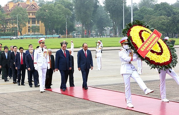 Руководители отдали дань уважения президенту Хо Ши Мину в день воссоединения страны hinh anh 1