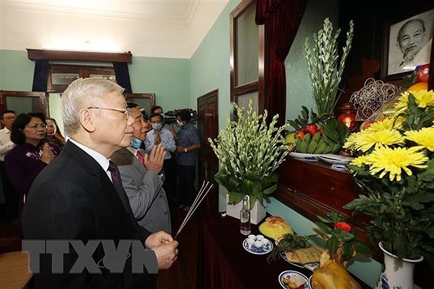 Генеральныи секретарь ЦК КПВ, президент страны возложил благовония в память о президенте Хо Ши Мине hinh anh 1