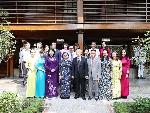 Генеральныи секретарь ЦК КПВ, президент страны возложил благовония в память о президенте Хо Ши Мине hinh anh 2