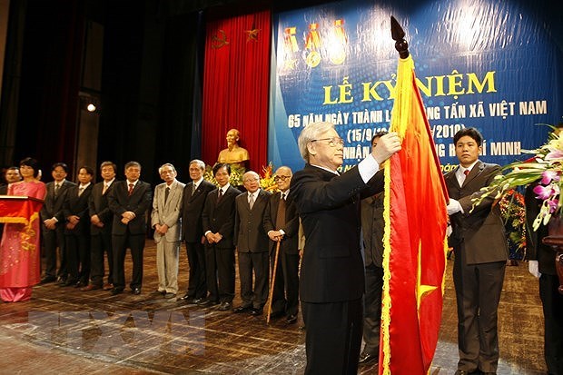 Генеральныи секретарь ЦК КПВ, президент СРВ Нгуен Фу Чонг горячо поздравляет ВИА в связи с 75-летием hinh anh 2