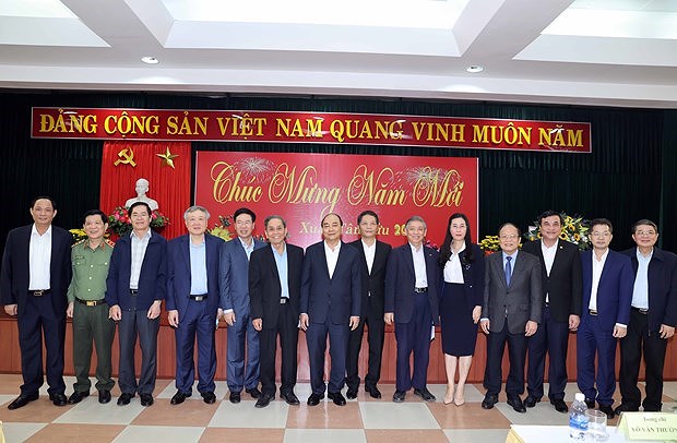 Премьер-министр Нгуен Суан Фук поздравляет с Новым годом бывших руководителеи партии и государства Центрального Вьетнама hinh anh 1
