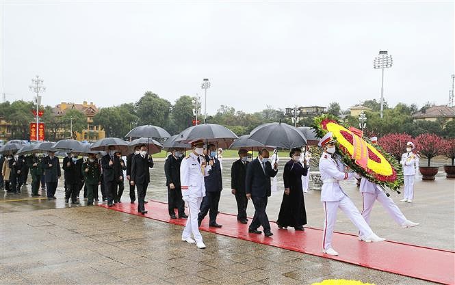 Руководители Партии и государства почтили память президента Хо Ши Мина hinh anh 1