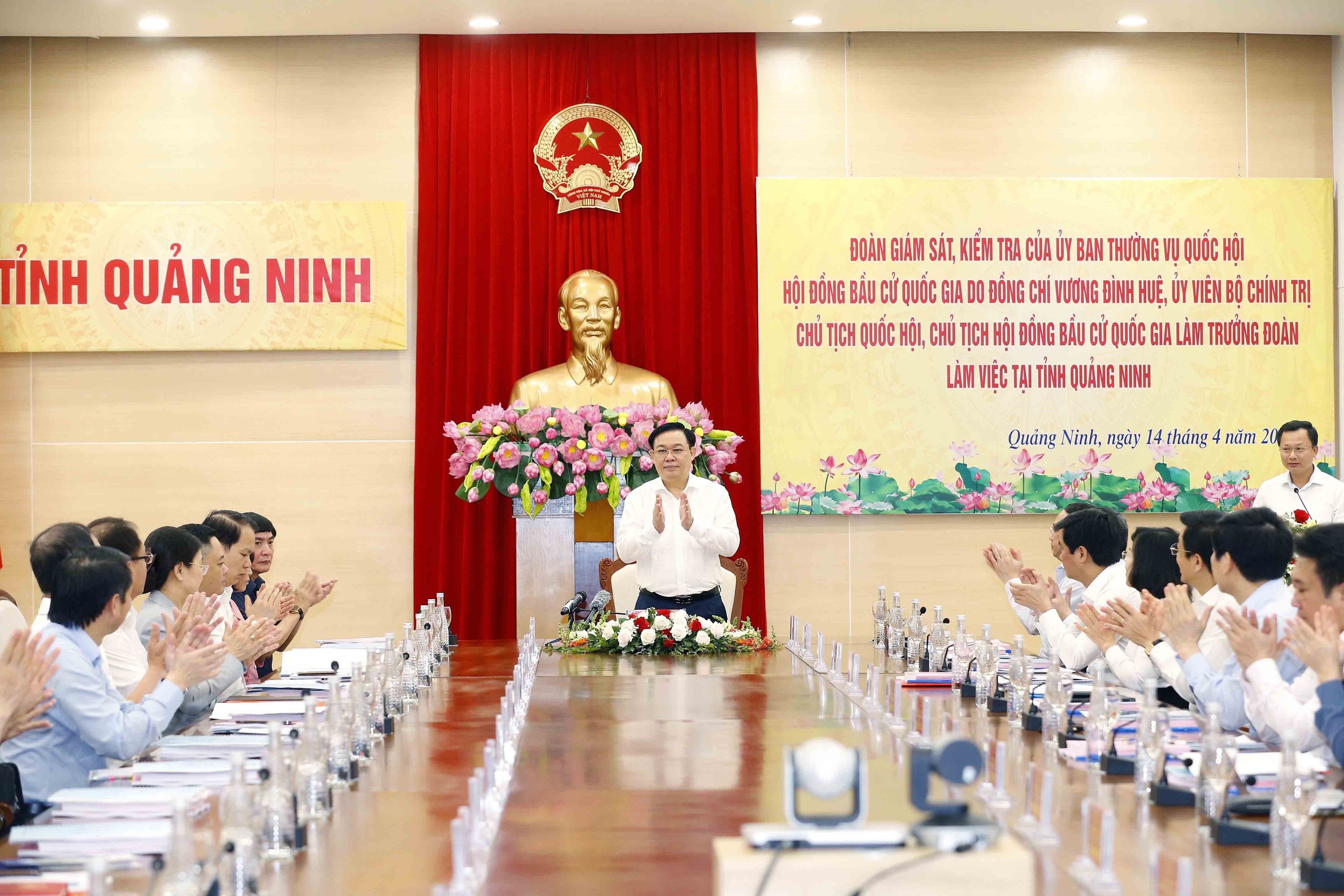 Председатель НC проверяет предвыборную работу в Куангнине hinh anh 1