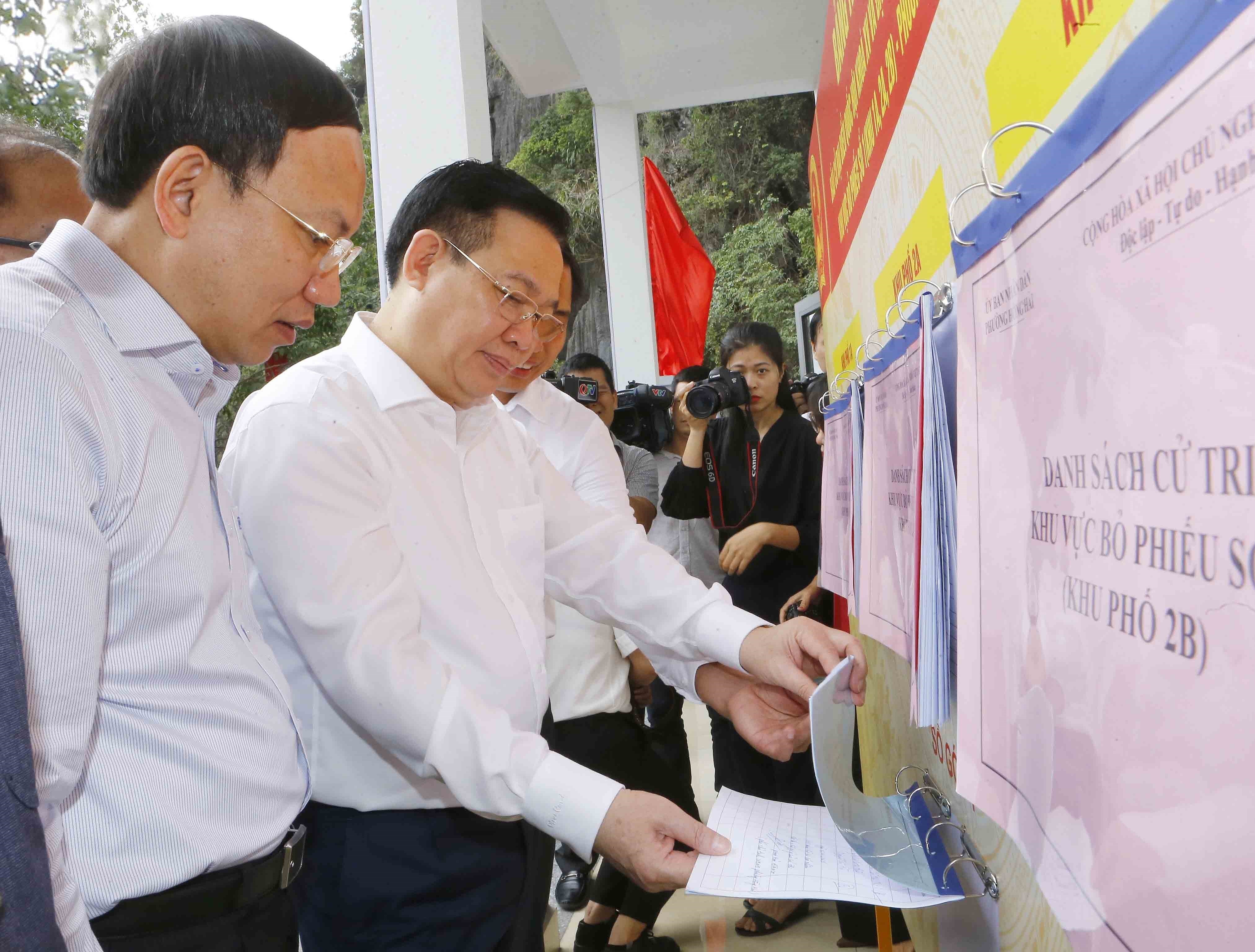 Председатель НC проверяет предвыборную работу в Куангнине hinh anh 2