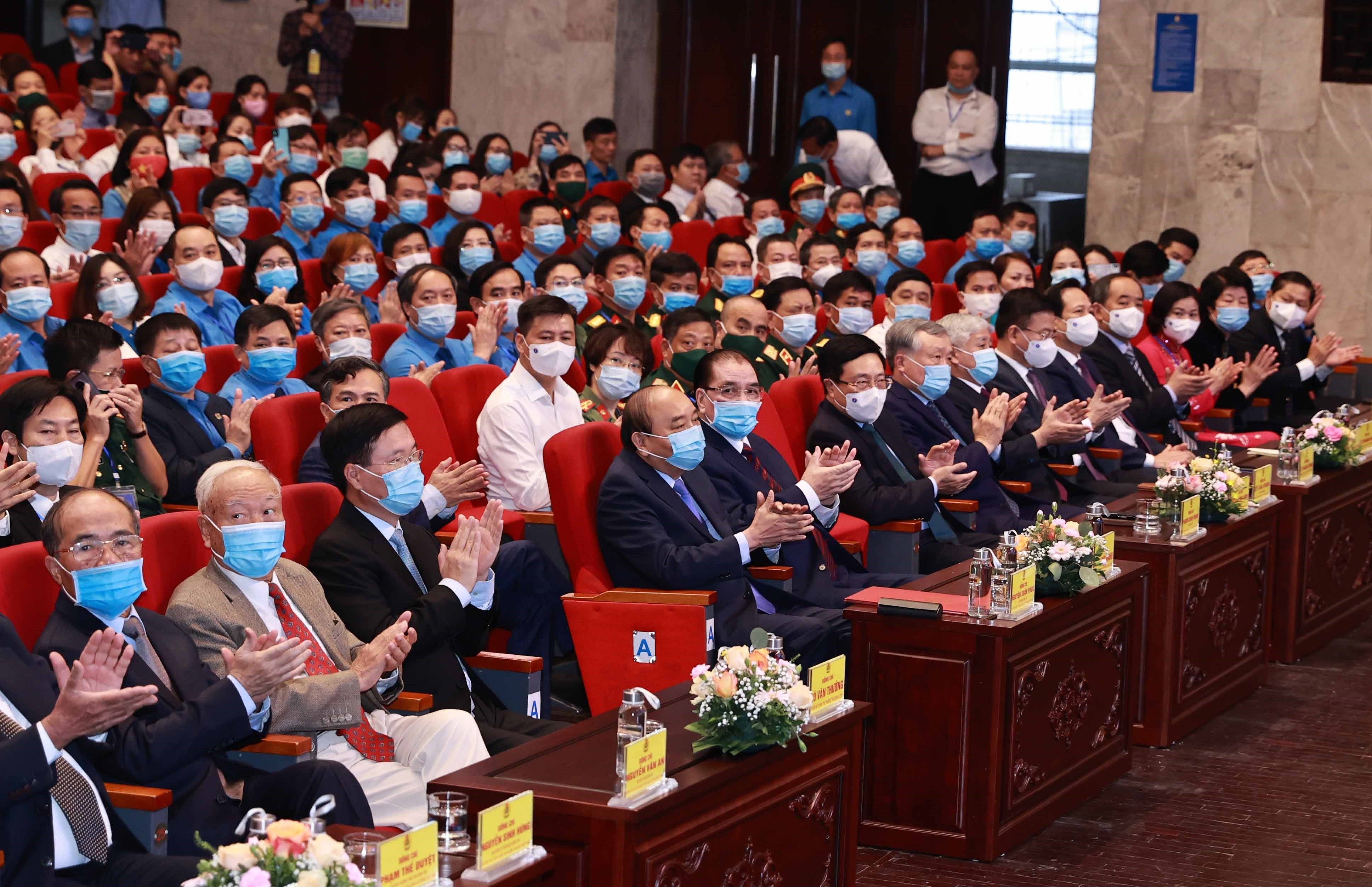 Президент Вьетнама Нгуен Суан Фук принял участие на 135-и годовщине Международного дня труда и объявил Месяц рабочего hinh anh 1