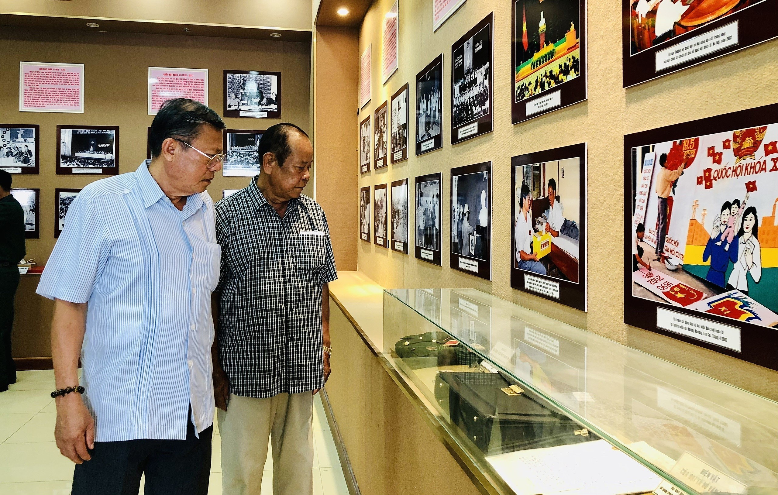 Выставка подчеркивает роль президента Хо Ши Мина в прошедших всеобщих выборах hinh anh 2