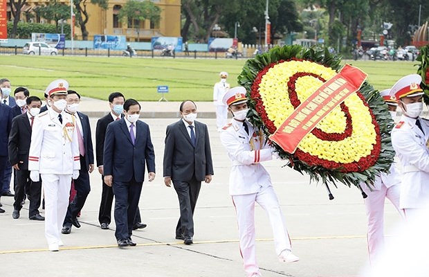 Руководители почтили память президента Хо Ши Мина по случаю годовщины его рождения hinh anh 1