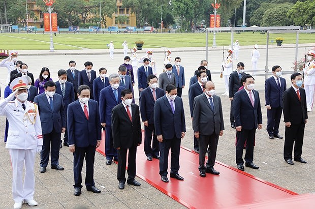 Руководители почтили память президента Хо Ши Мина по случаю годовщины его рождения hinh anh 2