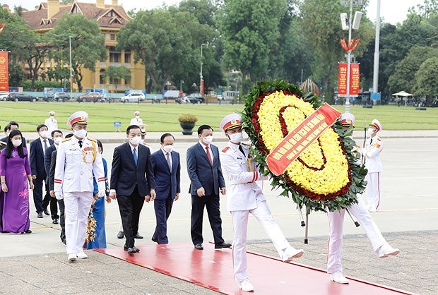 Руководители почтили память президента Хо Ши Мина по случаю годовщины его рождения hinh anh 3
