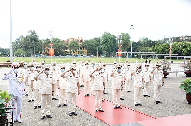 Руководители почтили память президента Хо Ши Мина по случаю годовщины его рождения hinh anh 5