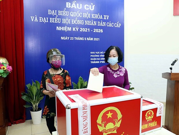 Деиствующие и бывшие высокопоставленные чиновники посетили избирательные участки в Ханое hinh anh 1