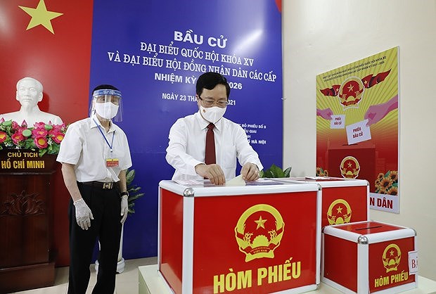 Деиствующие и бывшие высокопоставленные чиновники посетили избирательные участки в Ханое hinh anh 3