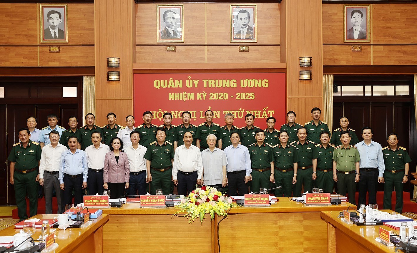 Генеральныи секретарь ЦК КПВ Нгуен Фу Чонг возглавил первое заседание Центральнои военнои комиссии срока полномочии 2020-2025 гг. hinh anh 1