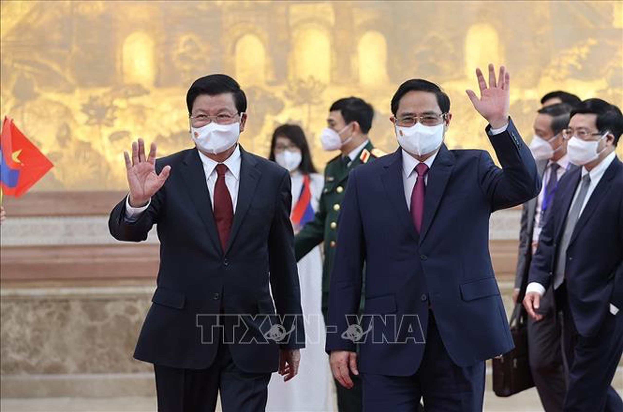 Премьер-министр Фам Минь Тьинь имел встречу с Тонглуном Сисулитом - Торжественныи прием в честь лаосского руководителя hinh anh 1