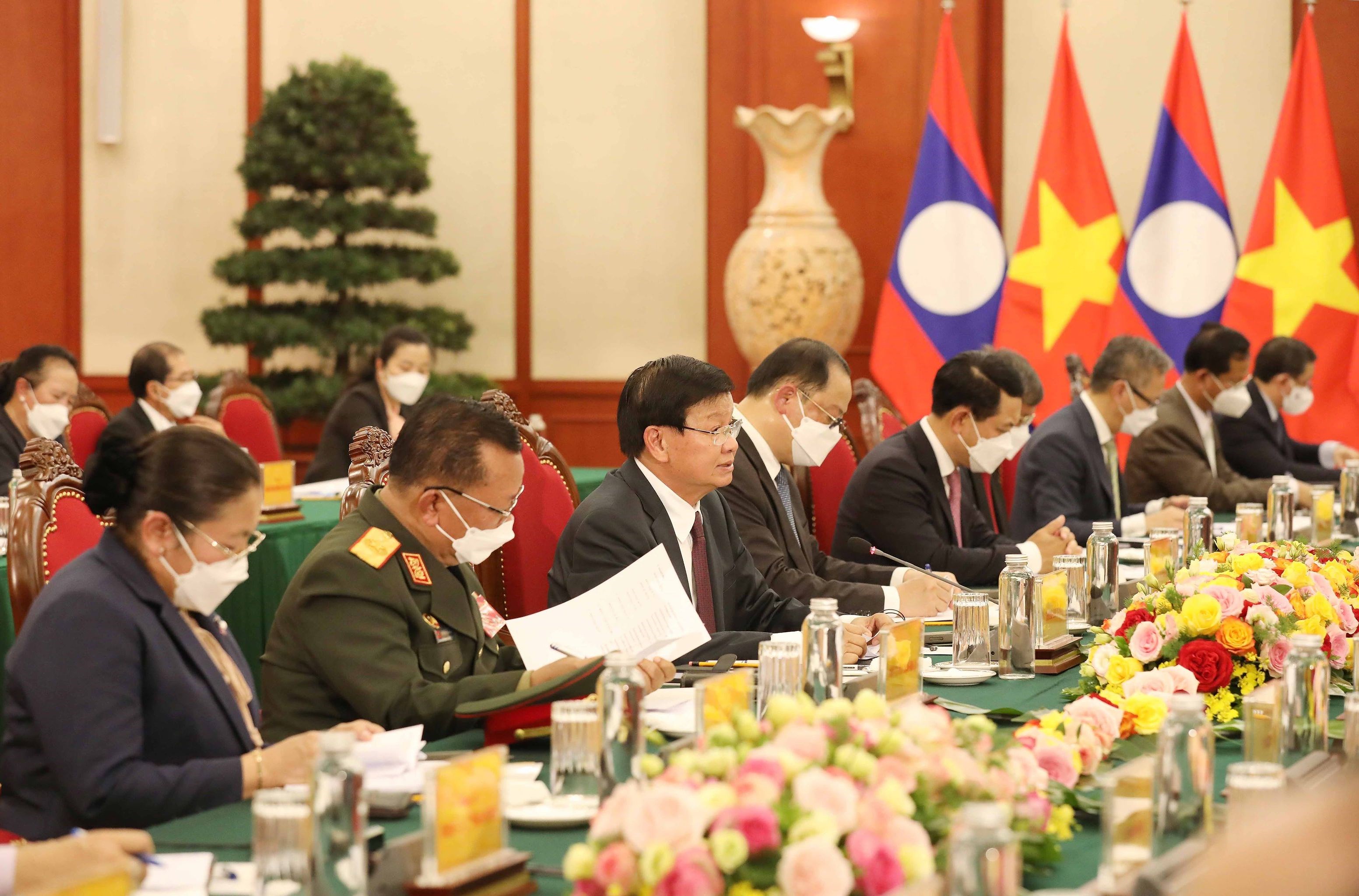 Генеральныи секретарь ЦК КПВ Нгуен Фу Чонг имел беседу с лаосским коллегои Тонглуном Сисулитом hinh anh 2