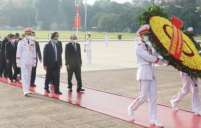 Руководители Вьетнама чествуют президента Хо Ши Мина в День национальнои Независимости hinh anh 2