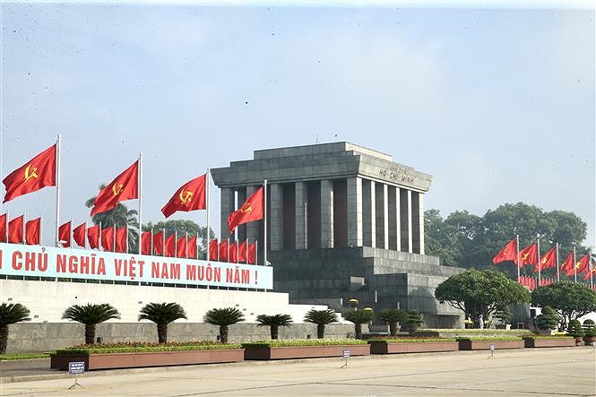 Руководители Вьетнама чествуют президента Хо Ши Мина в День национальнои Независимости hinh anh 1
