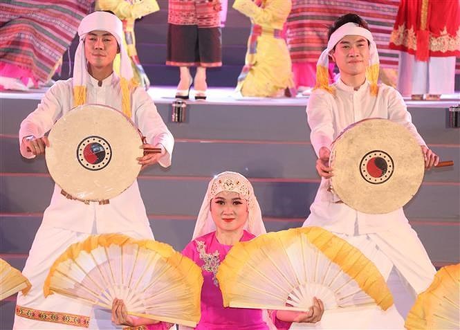 Тямскии фестиваль открылся в Фуиене hinh anh 7