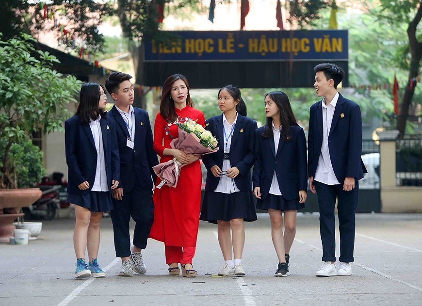 Вьетнамские учителя светятся в Аозаи hinh anh 1